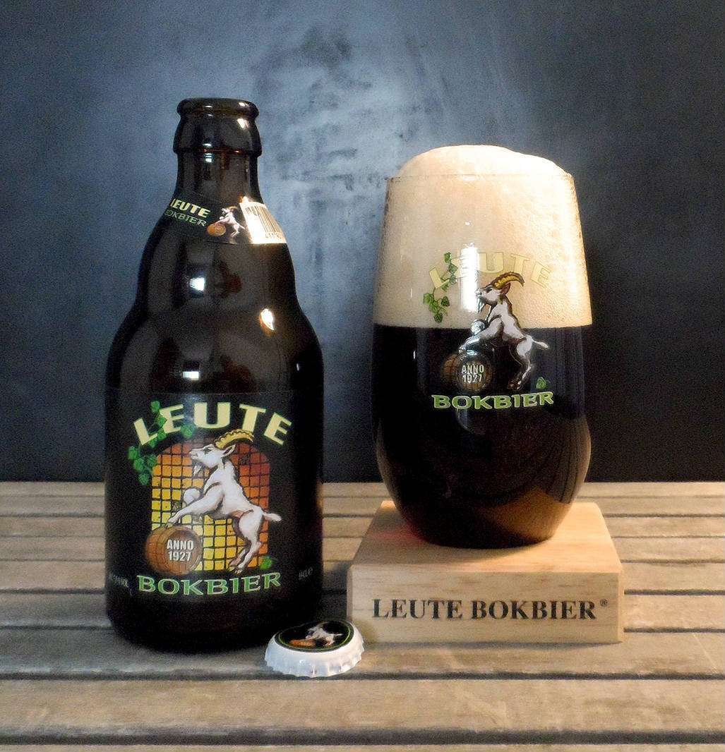 Verre de Leute Bokbier avec base en bois